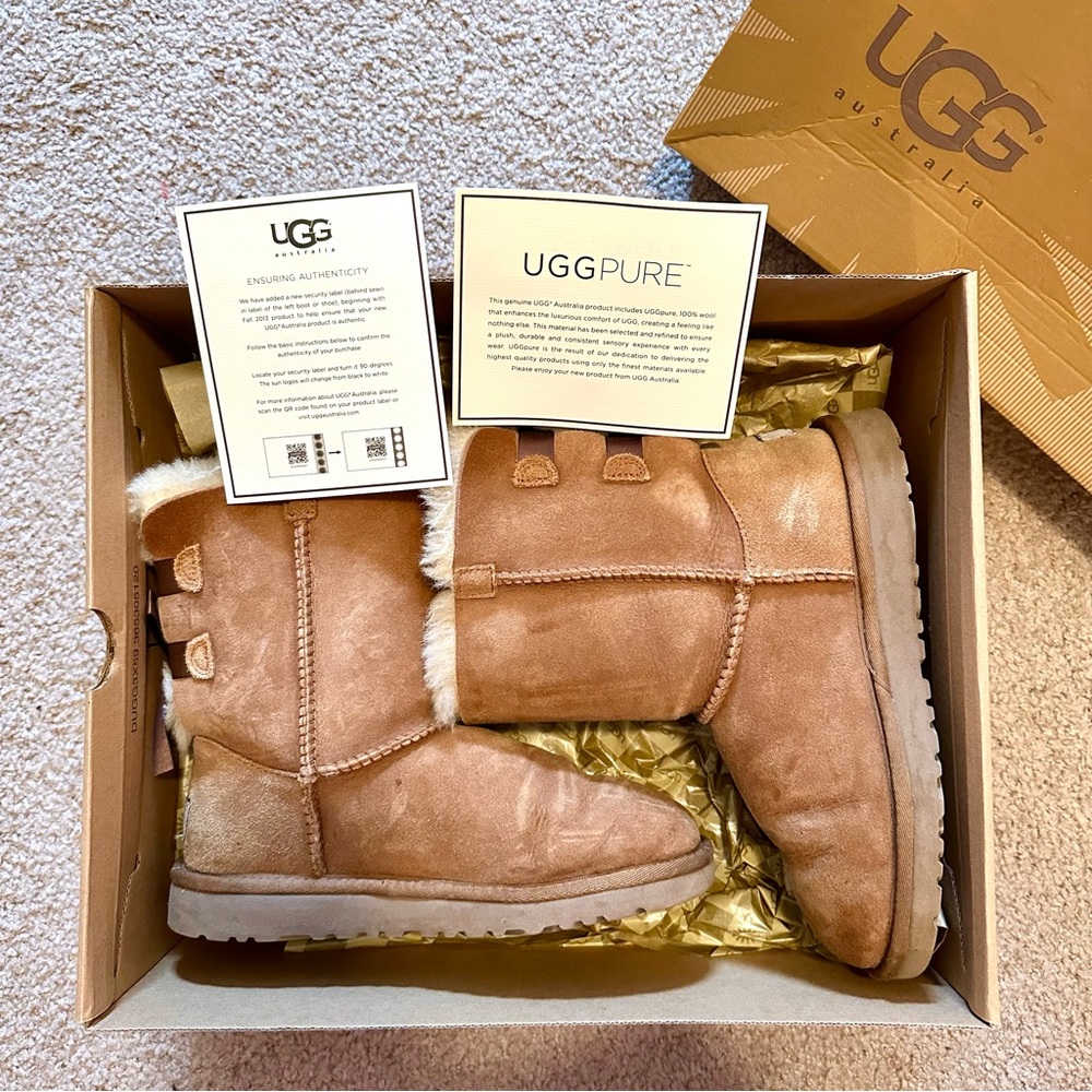 Chestnut Bailey Bow UGG boots. Big Kids 4, women’s 6. | mark on left shoe | box